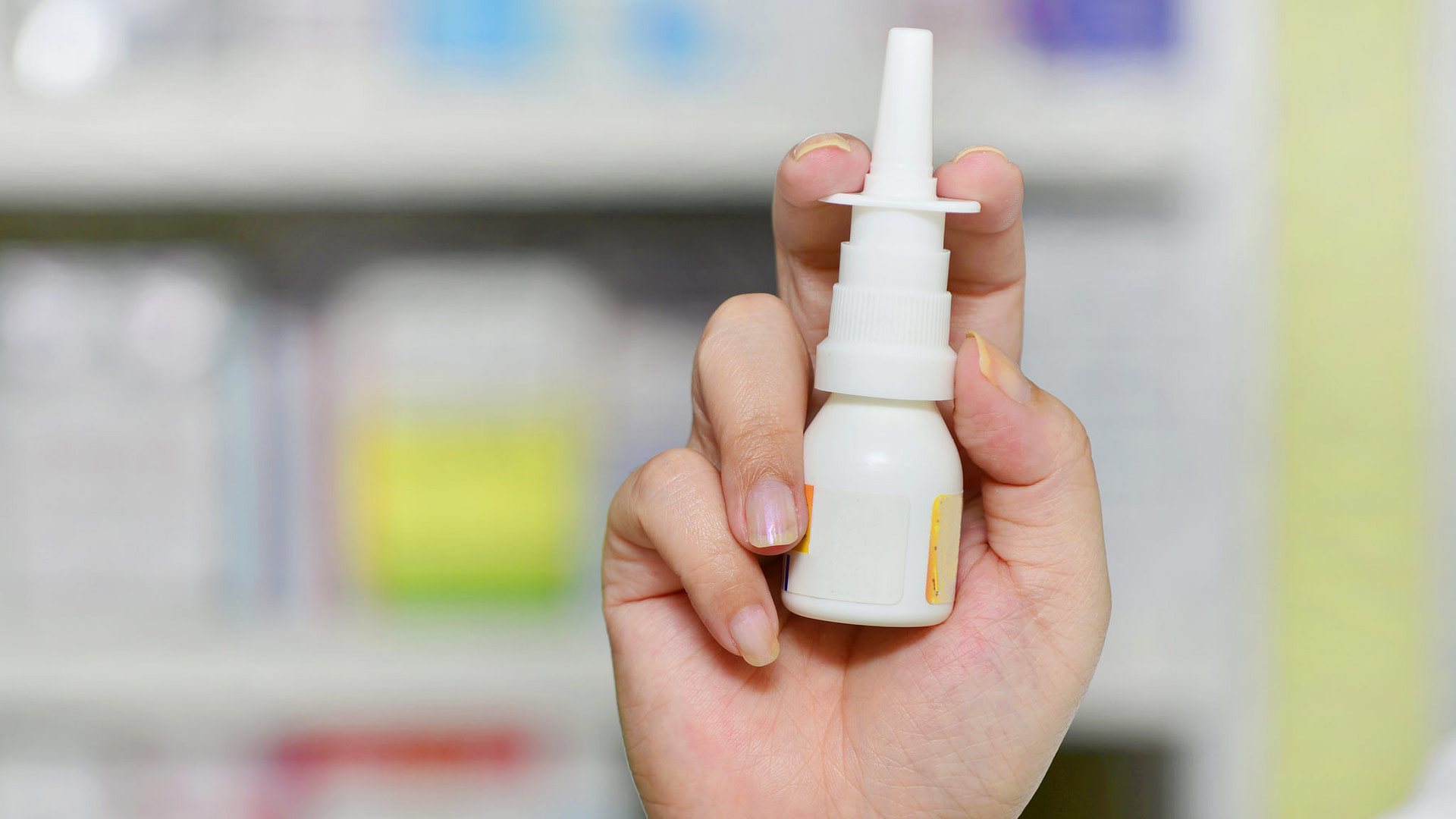 pharmacist holding nasal spray medicine farmaweb.be